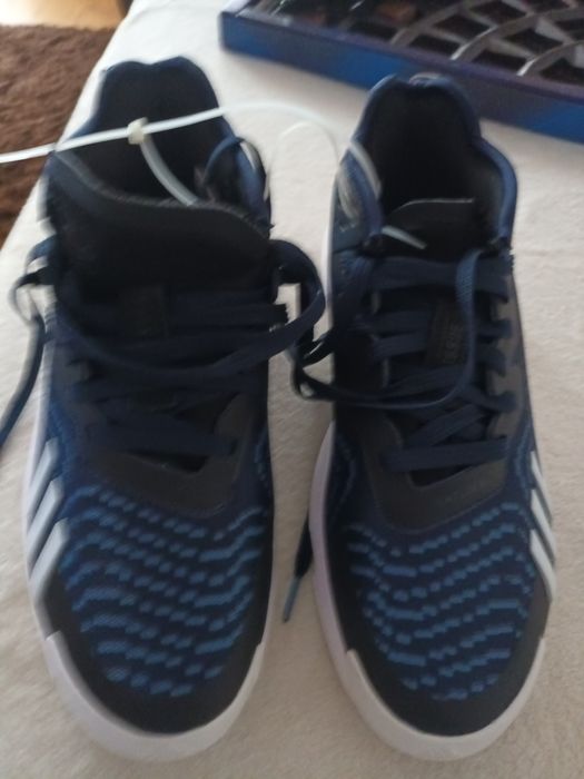 Vind pantofi sport Adidas originali