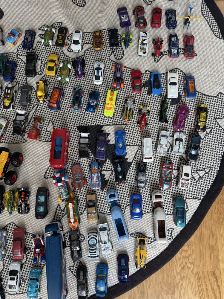 Vând colecție Hot Wheels – Seturi + 177 mașini