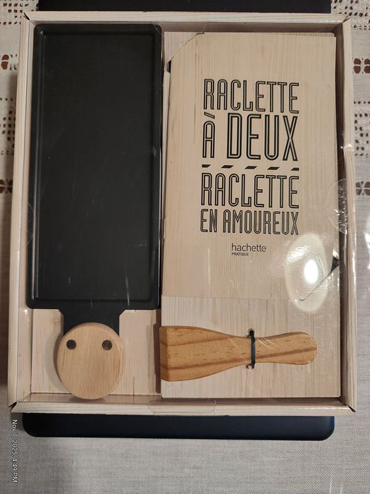 Подаръчен комплект: "Раклет за двама, раклет за влюбени"