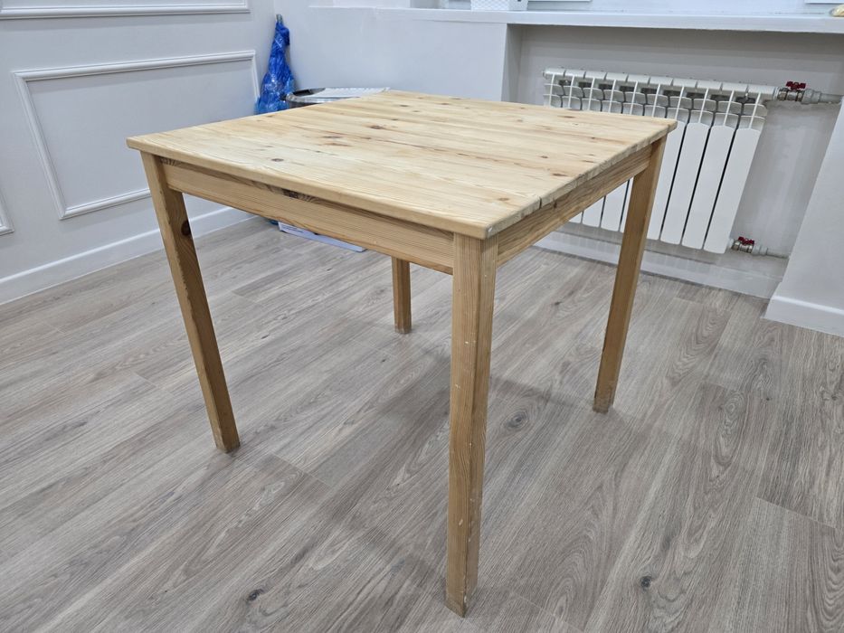 Деревянный кухонный стол из массива