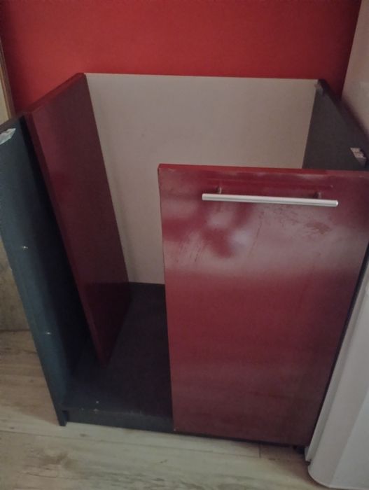 Кухненски ъглов шкаф от по- масивна композиция-  винено червен