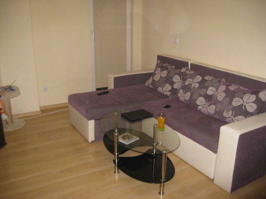 Собственик отдава под наем  дългосрочно двустаен апартамент.