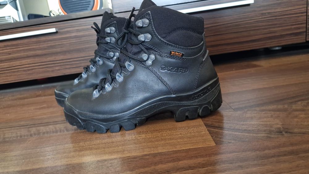 Bocanci de munte, marca S-karp cu talpa Vibram,