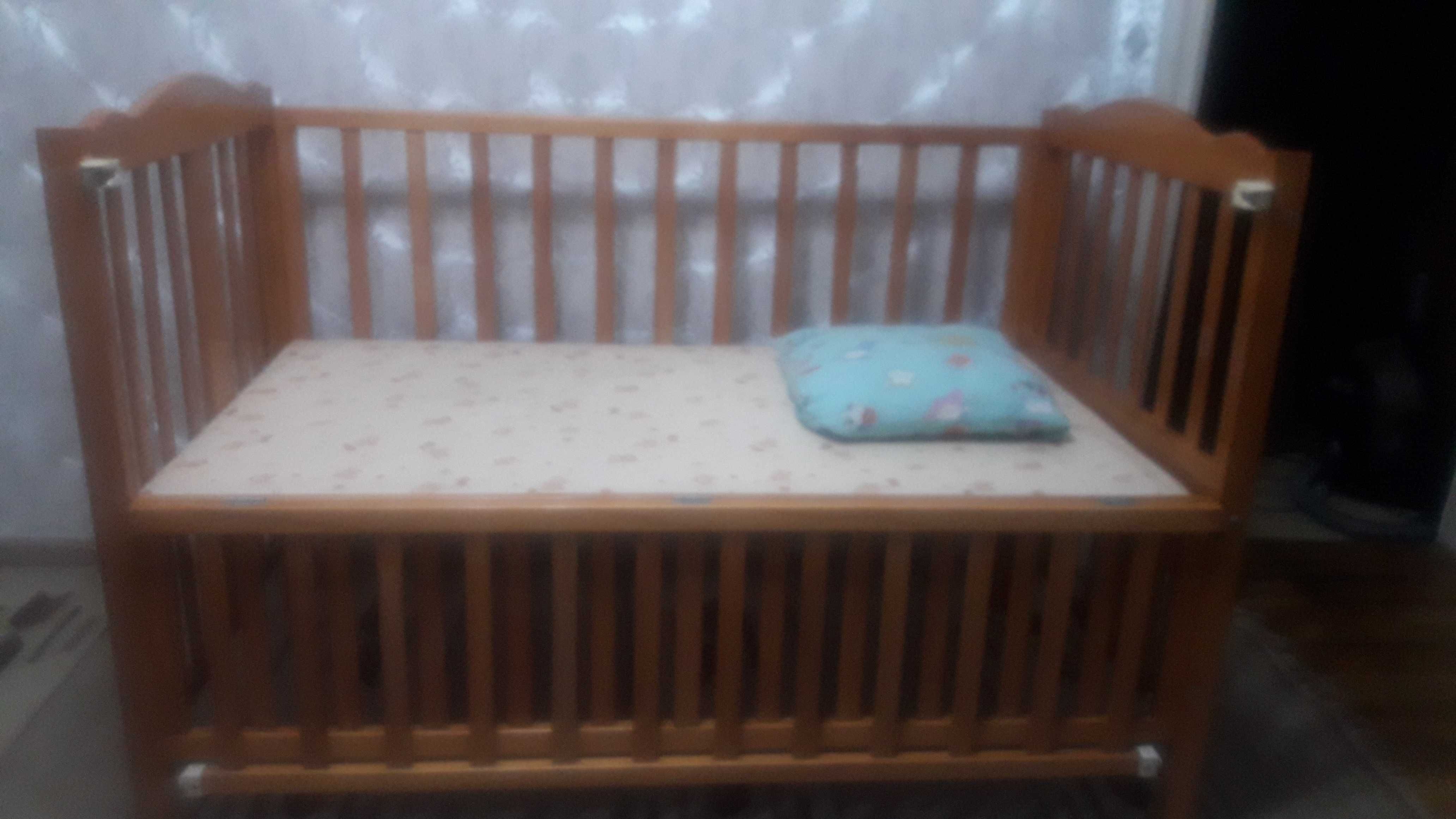 Детская кроватка (манеж) с матрасом и подушкой