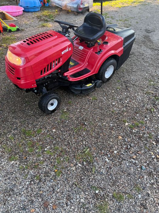 Tractoras de tuns iarba