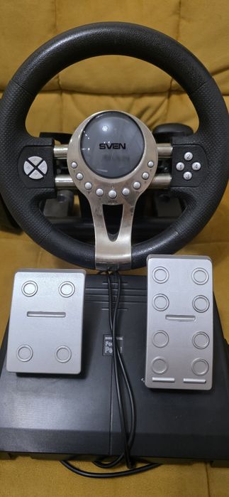 Игровой руль с педалями.