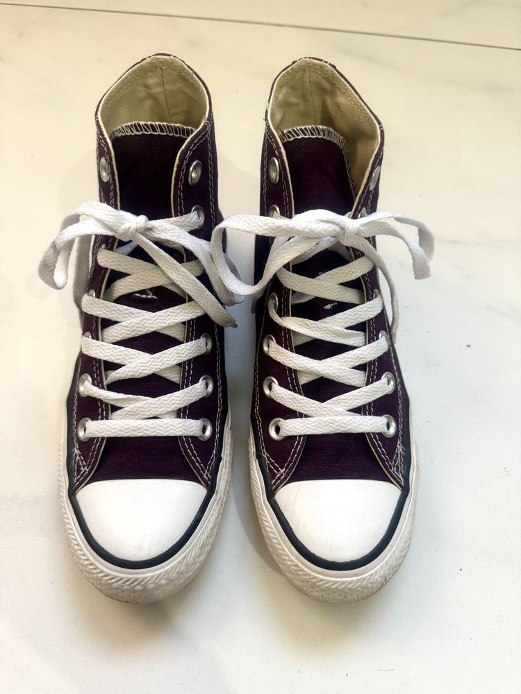 Se pune la vanzare perechea de sneakersi CONVERSE Visinii originali !!
