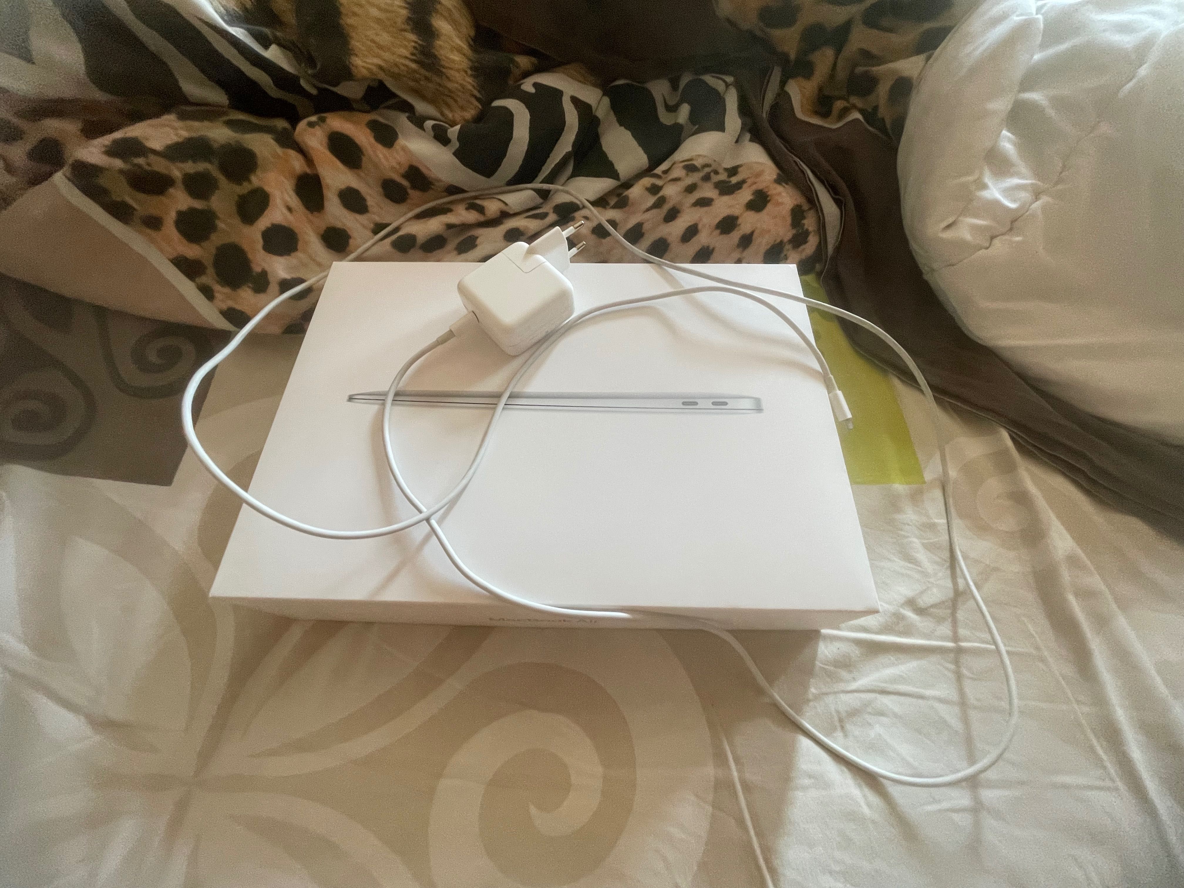 MacBook Air 13-inch with Apple M1 chip