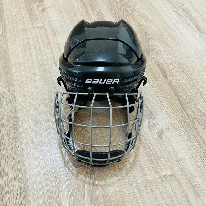 Шлем Bauer для детей с 14 до 17 лет. Б/у в хорошем состоянии.