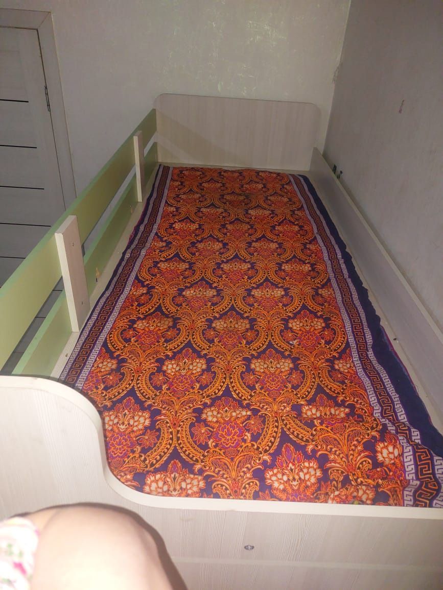 Уголок с рабочем столом и шкафом для одежды