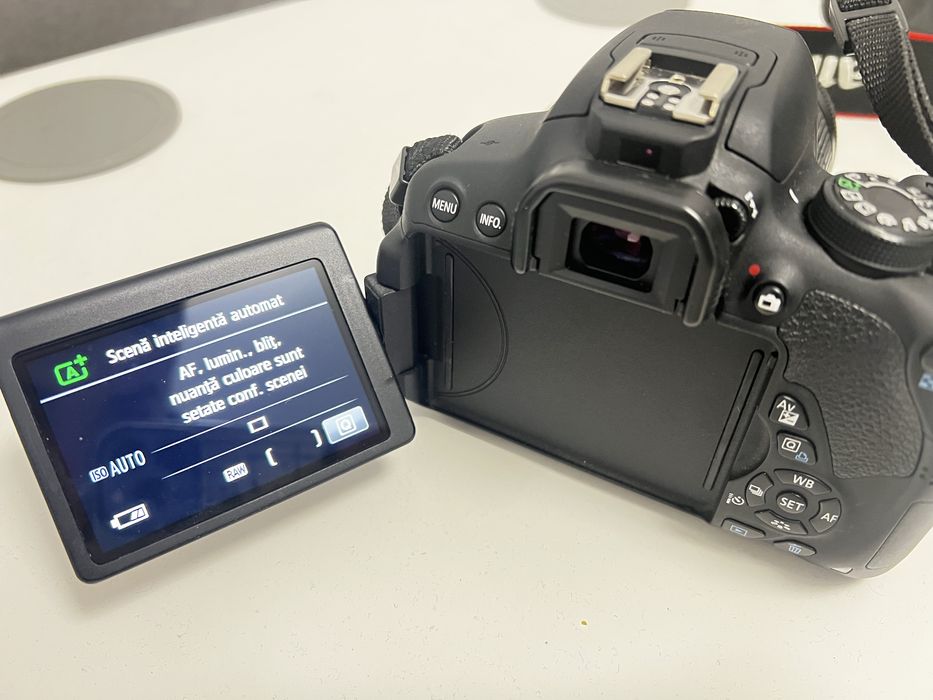 Aparat foto DSLR Canon EOS 700D + Obiectiv 18.55 mm cu stabilizator