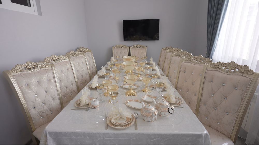 Стол и стулья для гостинной