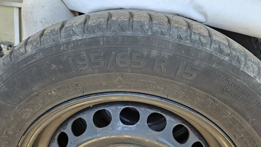 Vând  anvelope de vara Michelin . 195/65 R15 + jante