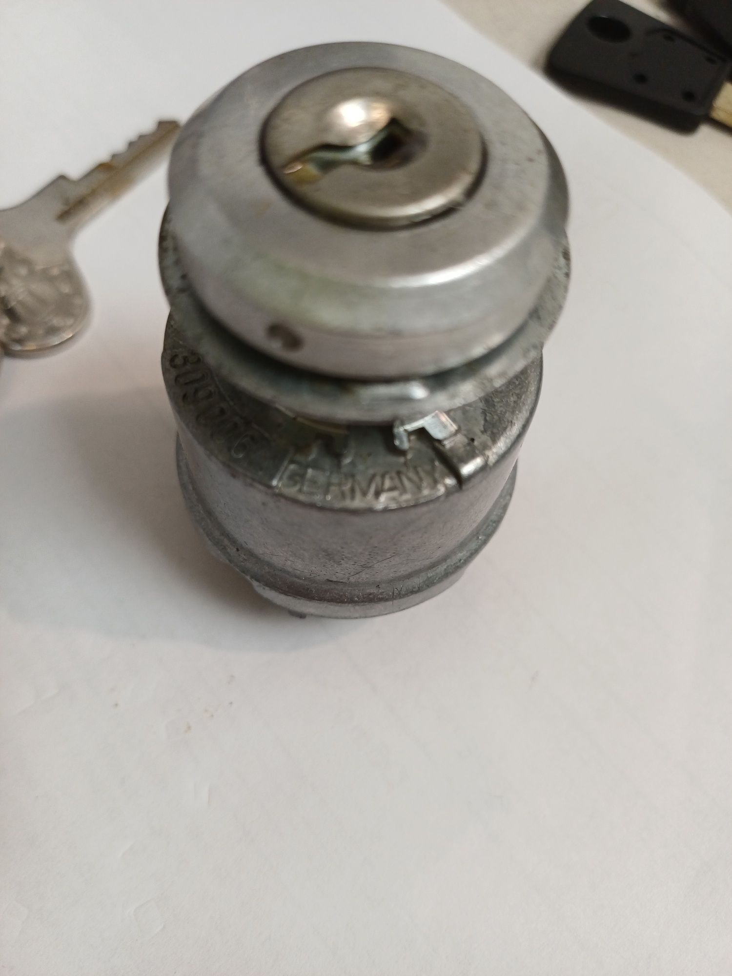 Продавам контактен ключ BOSCH