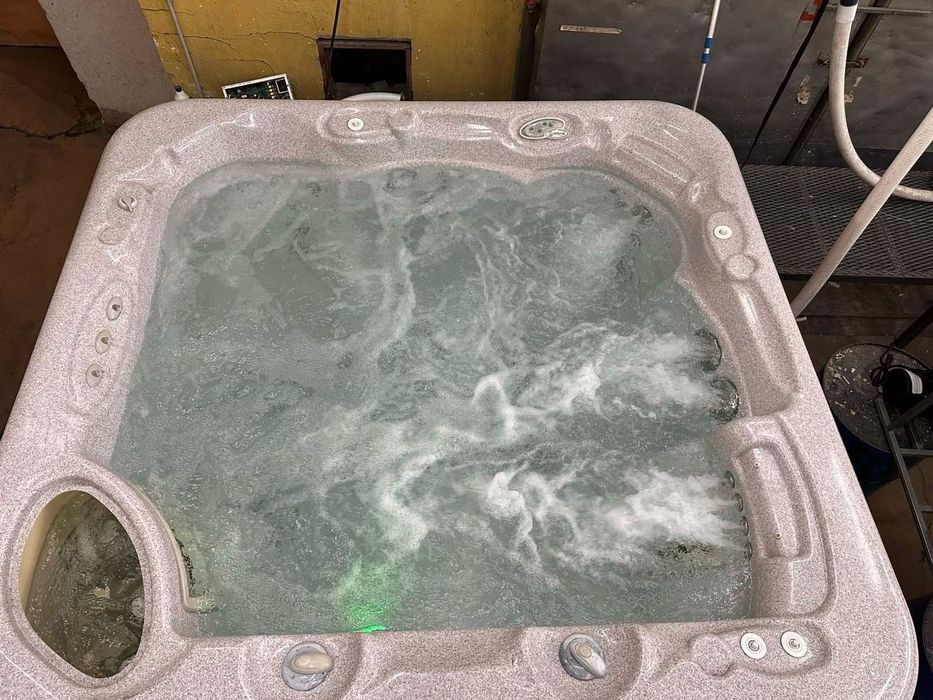 Голямо Мощно Джакузи в топ състояние, 3м гаранция и ново покривало