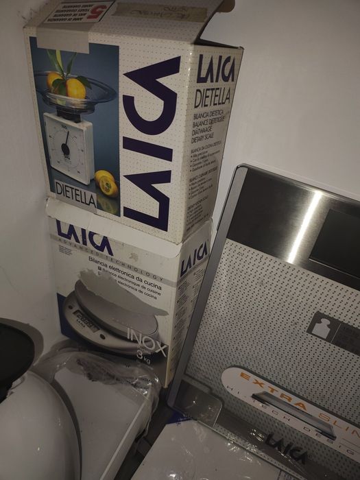 Lot electronice – cântare, radio și mașină de vidat