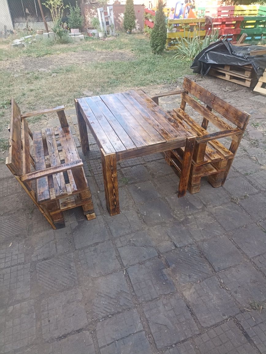 Маса и пейки от палети