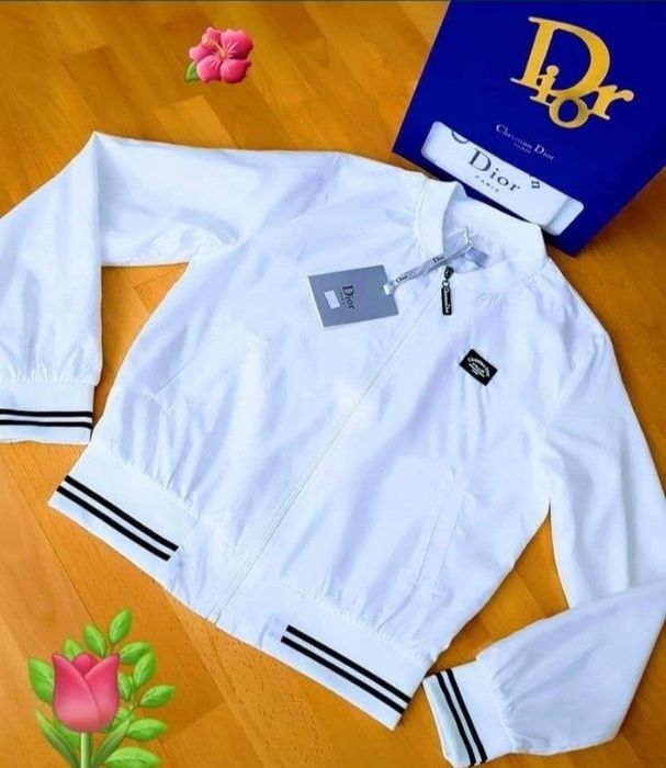 Geaca damă,sezonul card,cod scanabil Qr,saculet, etichetă