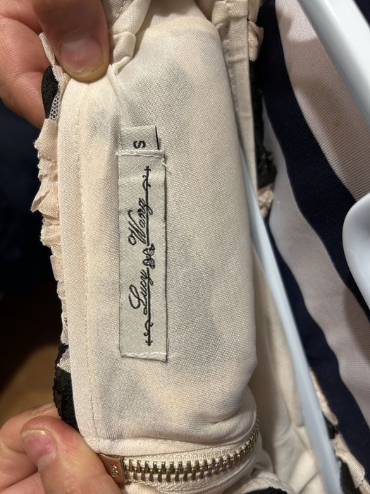 Bluză scurtă de damă (trandafiri albi ivory și negri )