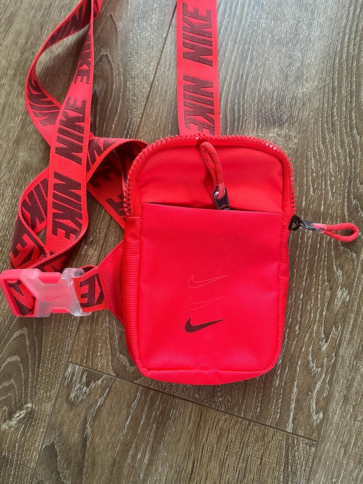 Borseta contemporana Nike, noua fara eticheta, roz neon.