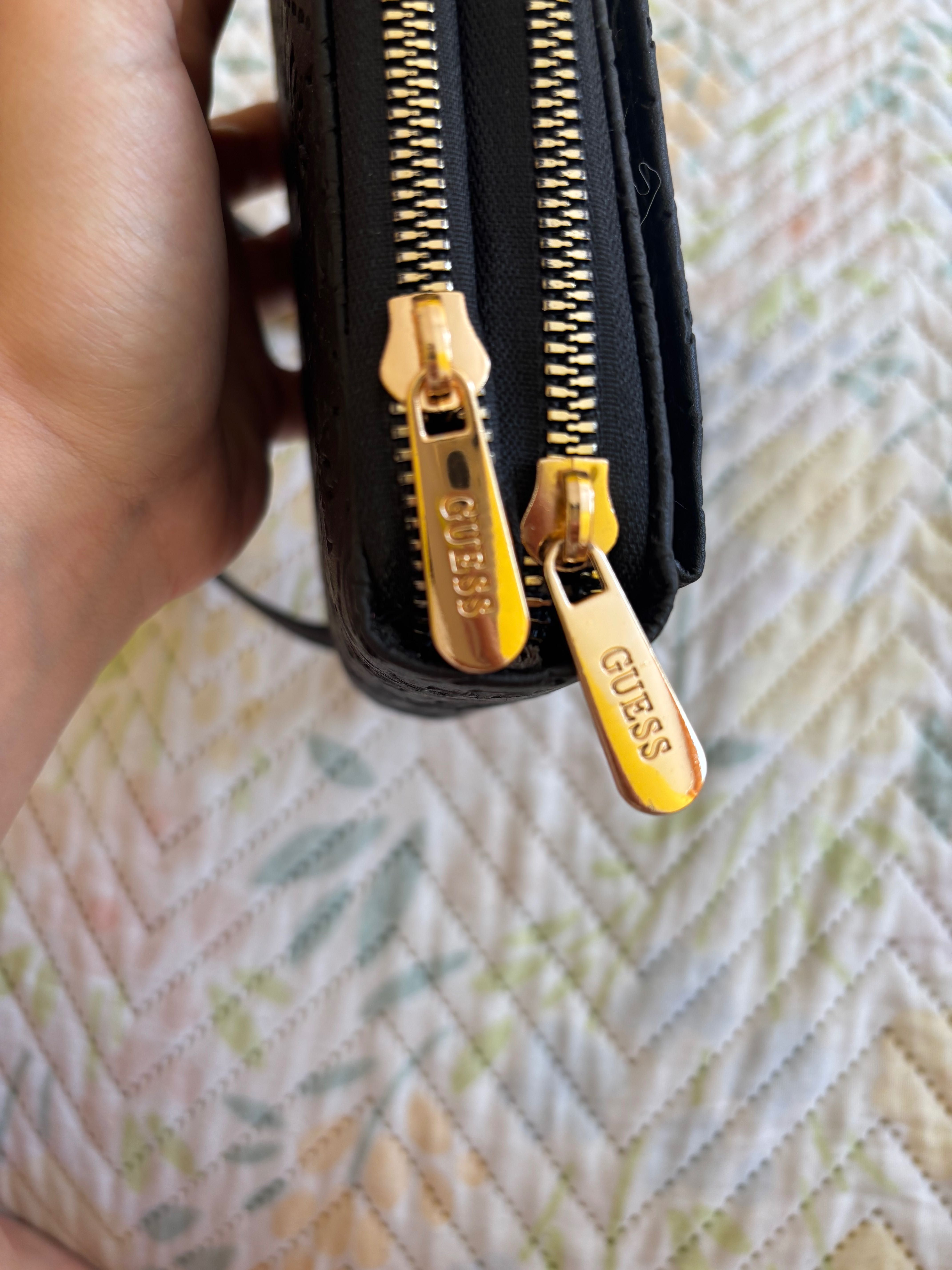 Дамска чантичка GUESS