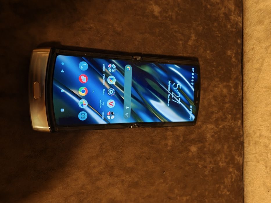 Телефон Motorola razr