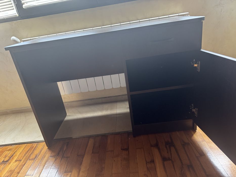 Дървено бюро с етажерка