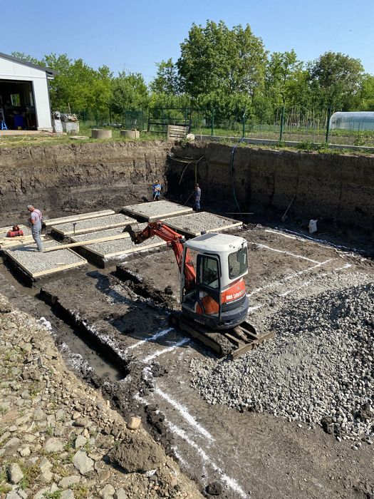 Inchiriez miniexcavator, miniexcavator de inchiriat