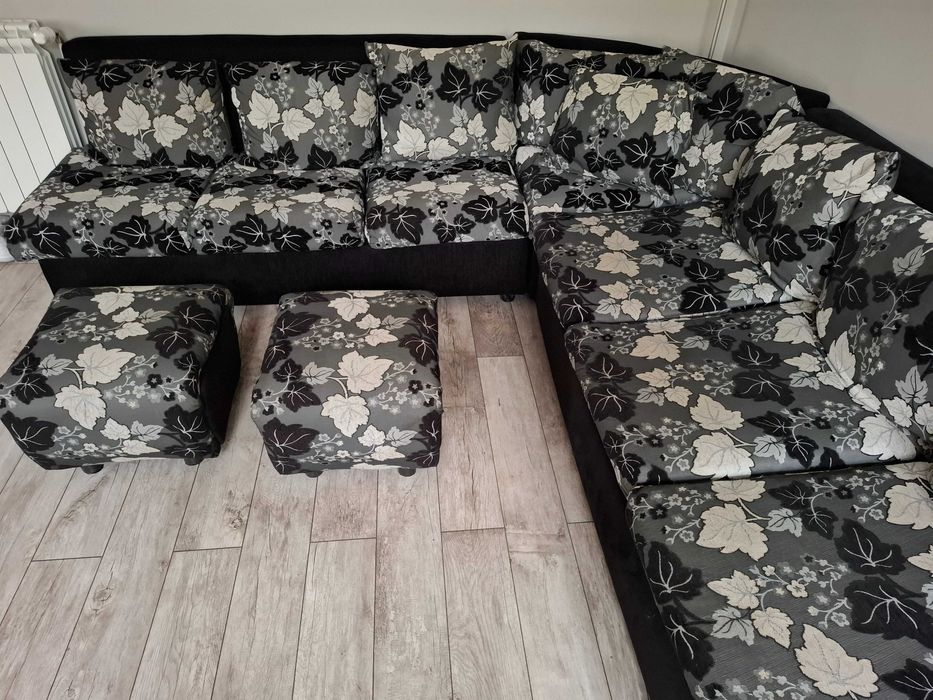 Продавам ъглов диван и 2 табуретки