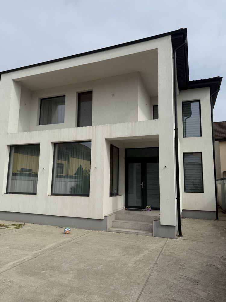 Vila de vanzare 560 mp
