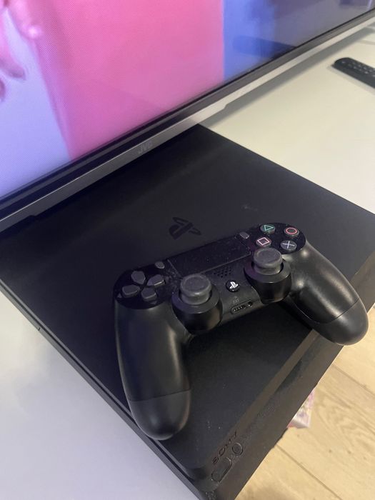 PlayStation 4 + 1 джойстик + колекция от игри