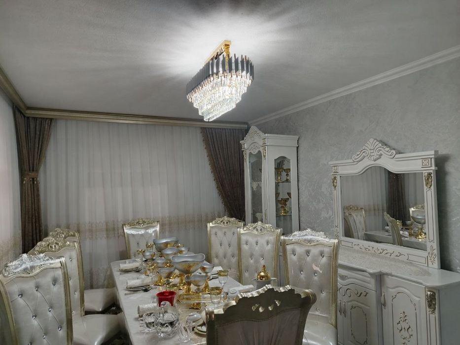 Продаю срочно. Стол и 12 стульев.