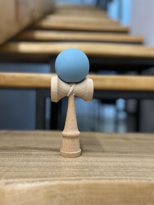 Kendama colorată în albastru
