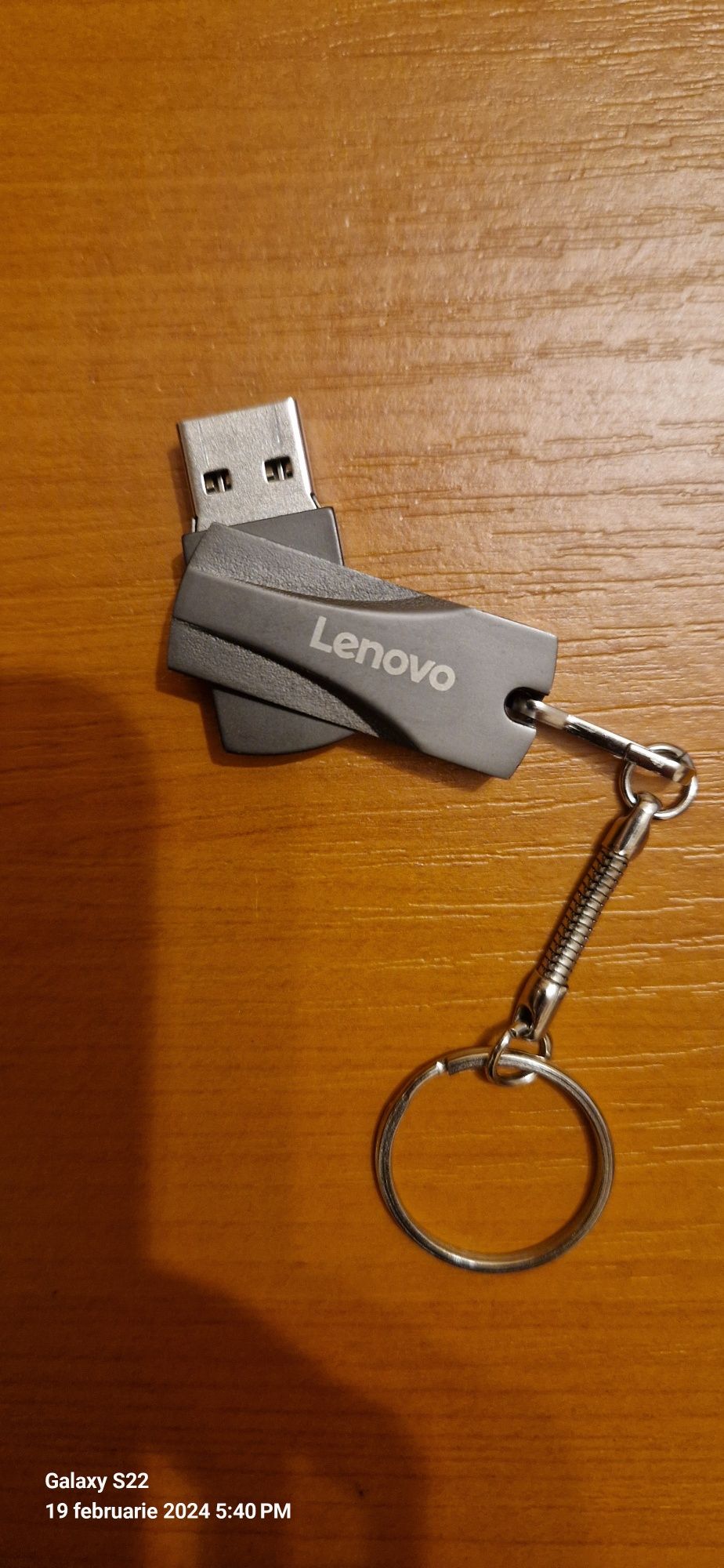 Vând stick USB Lenovo de 16Tb