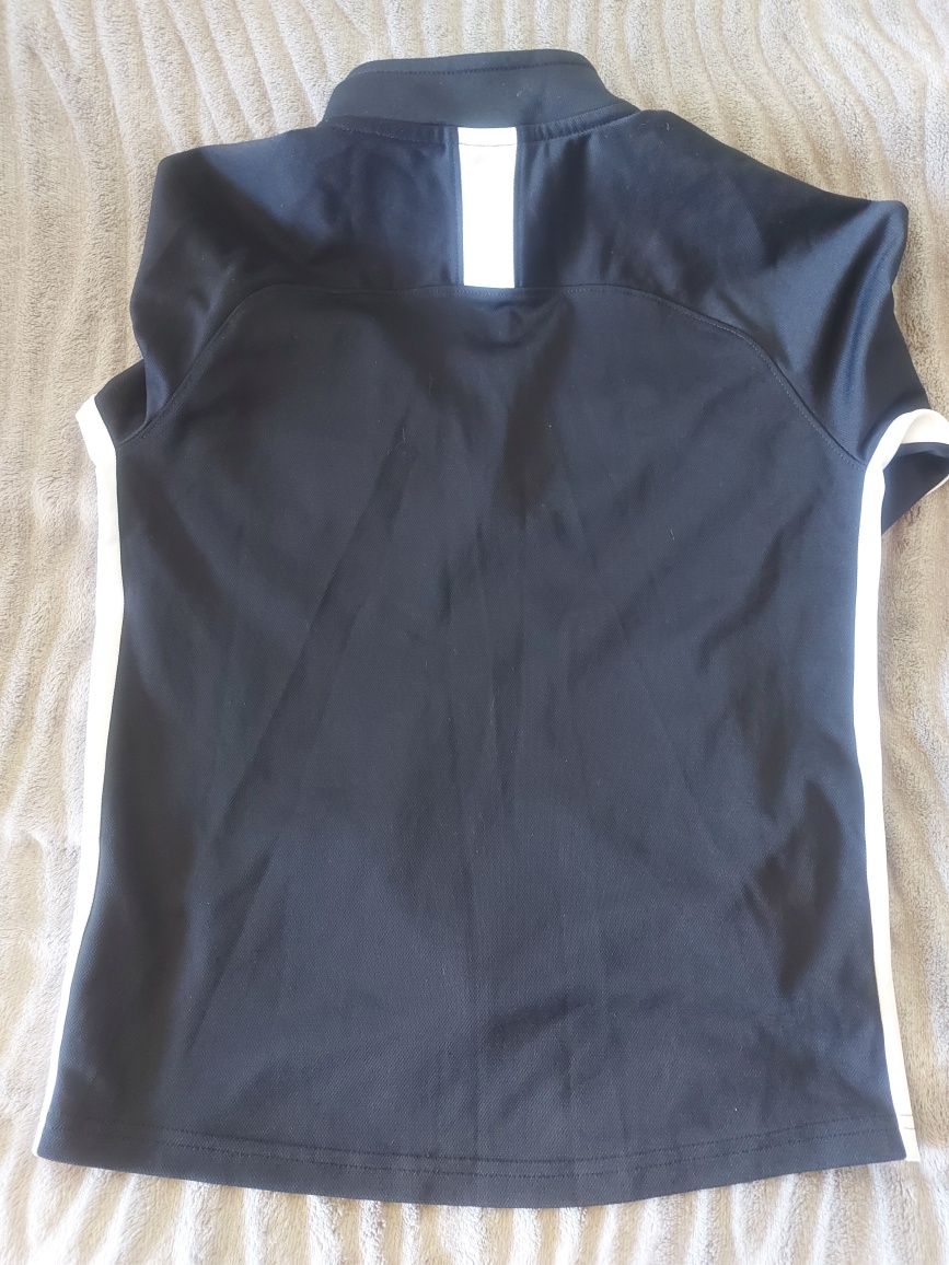 Продавам детски екип.