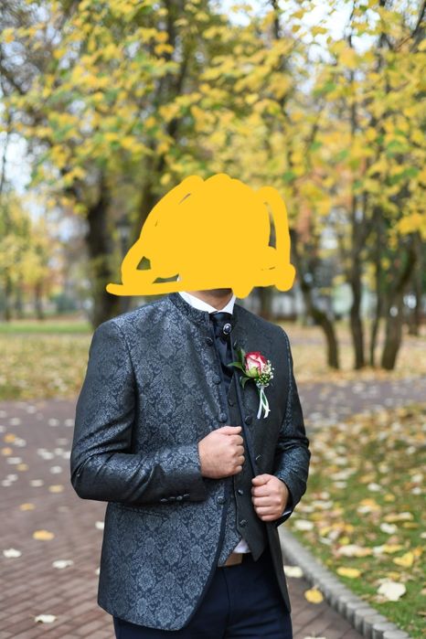 Costum mire impecabil.