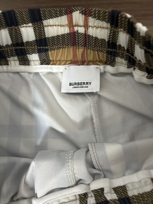 Vand pantaloni scurti Burberry