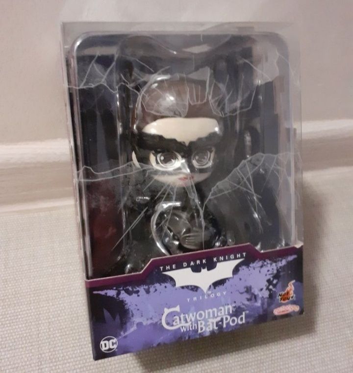 Figurina Hot Toys Cosbaby DC Catwoman + Bat-Pod