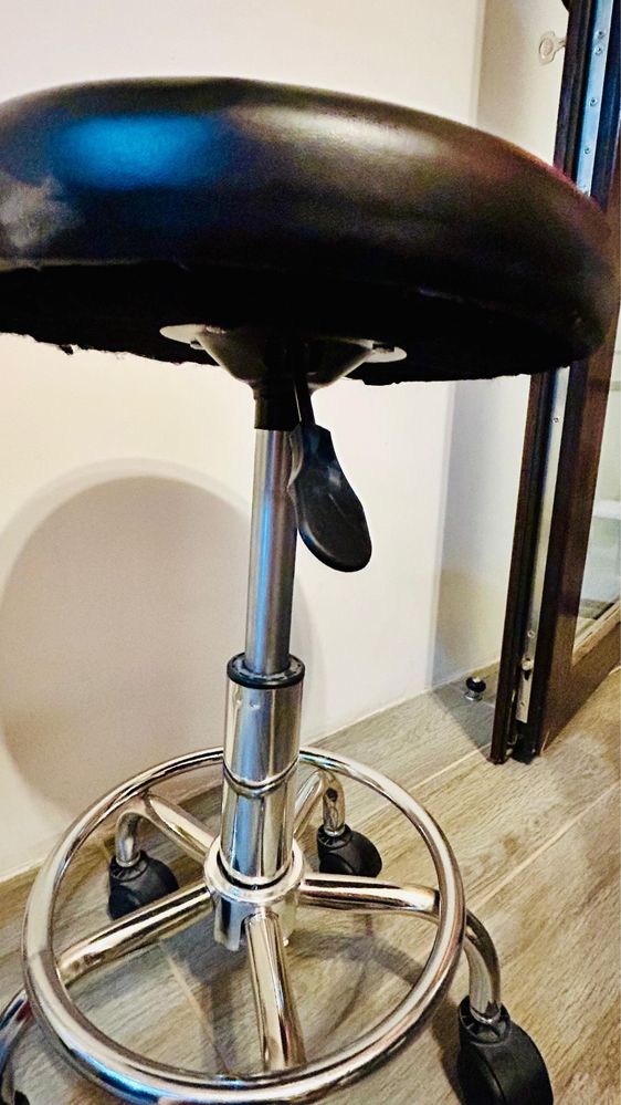 Scaun rotativ cu roți, reglabil pe înălțime – ideal salon, birou, casă