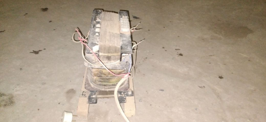 Токвий трансформатор 150в. ни 240в гача кўтариб беради