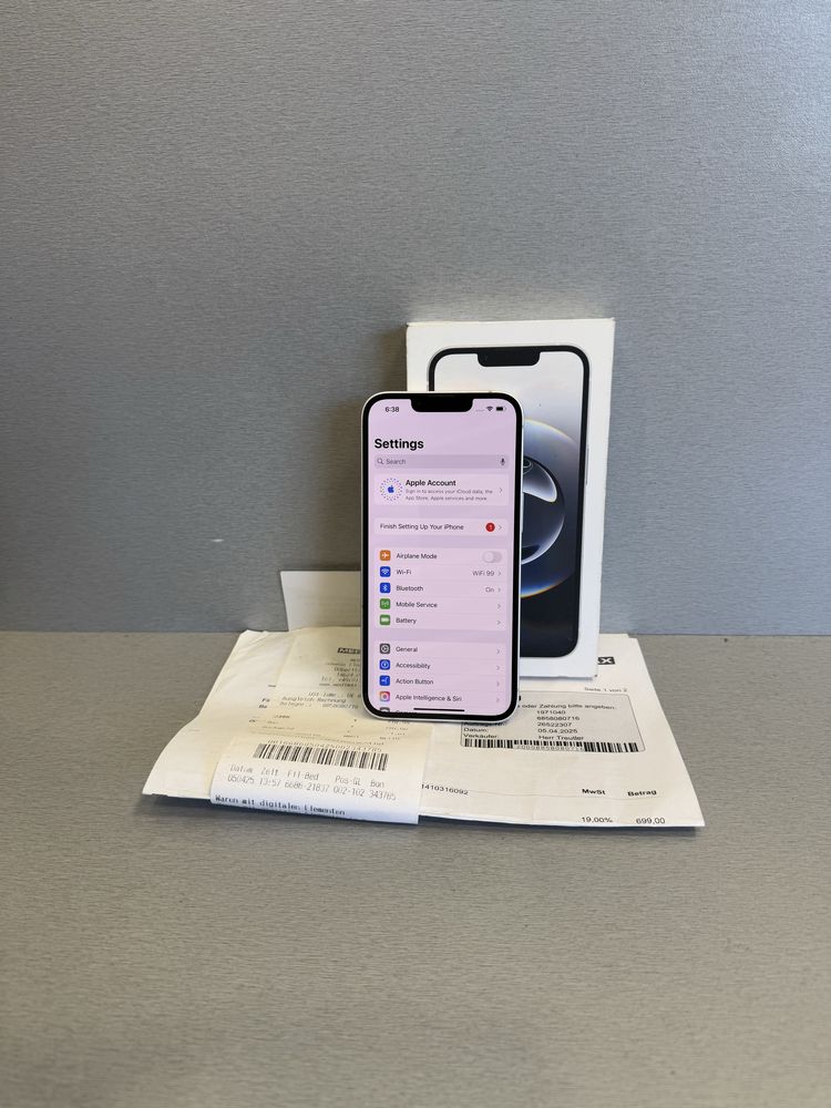 Продавам отличен iPhone 16e 100% батерия