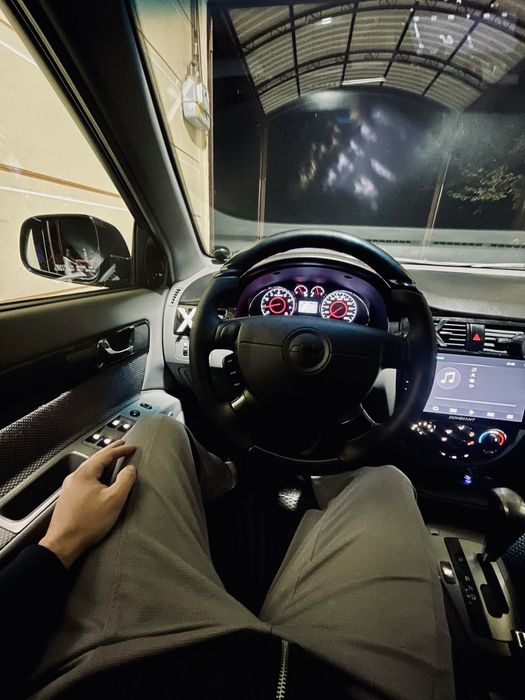 Chevrolet gentra ( lacetti ) sotiladi.