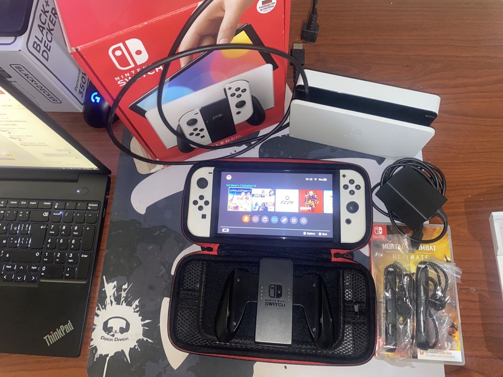 Nintendo Switch OLED white с 12 игри и твърд калъф