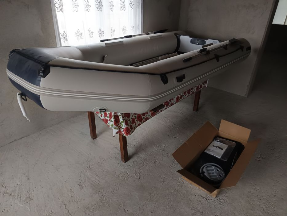 Barca gonflabila cu motor