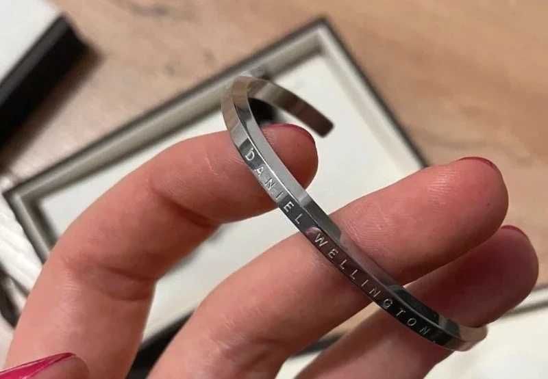 ceas dama Daniel Wellington cu bratara in cutie