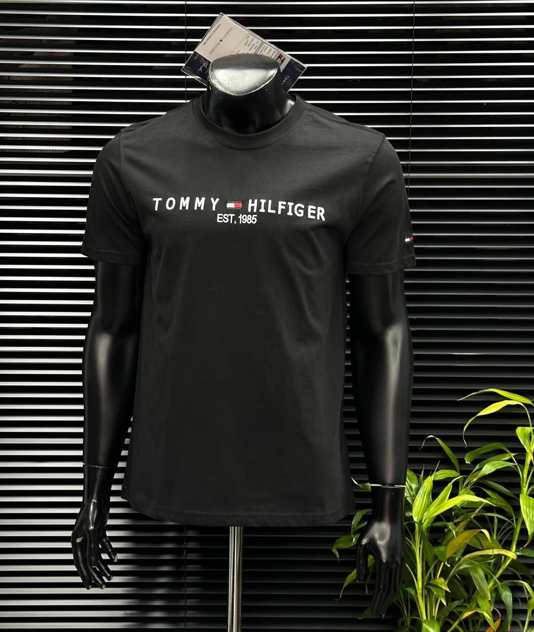 Tommy Hilfiger тениски в бял и черен вариант - ТОП модел за сезона !