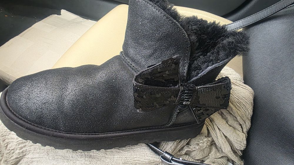 UGG originale negru lucios