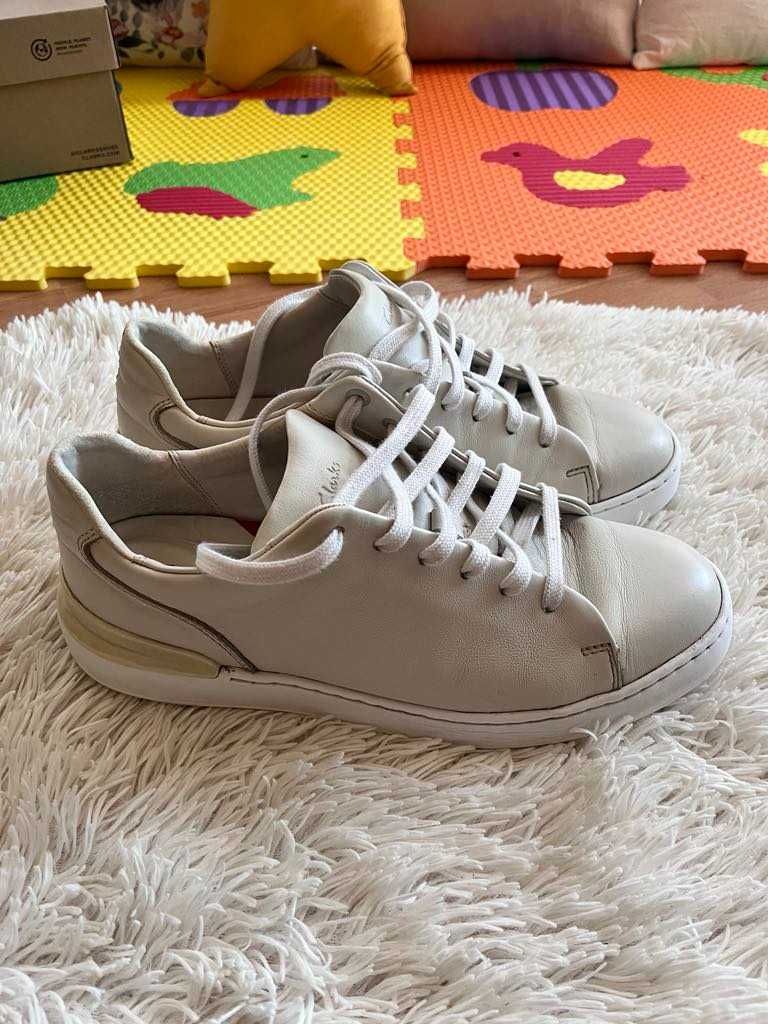 Бели кецове Clarks, модел CourtLite
