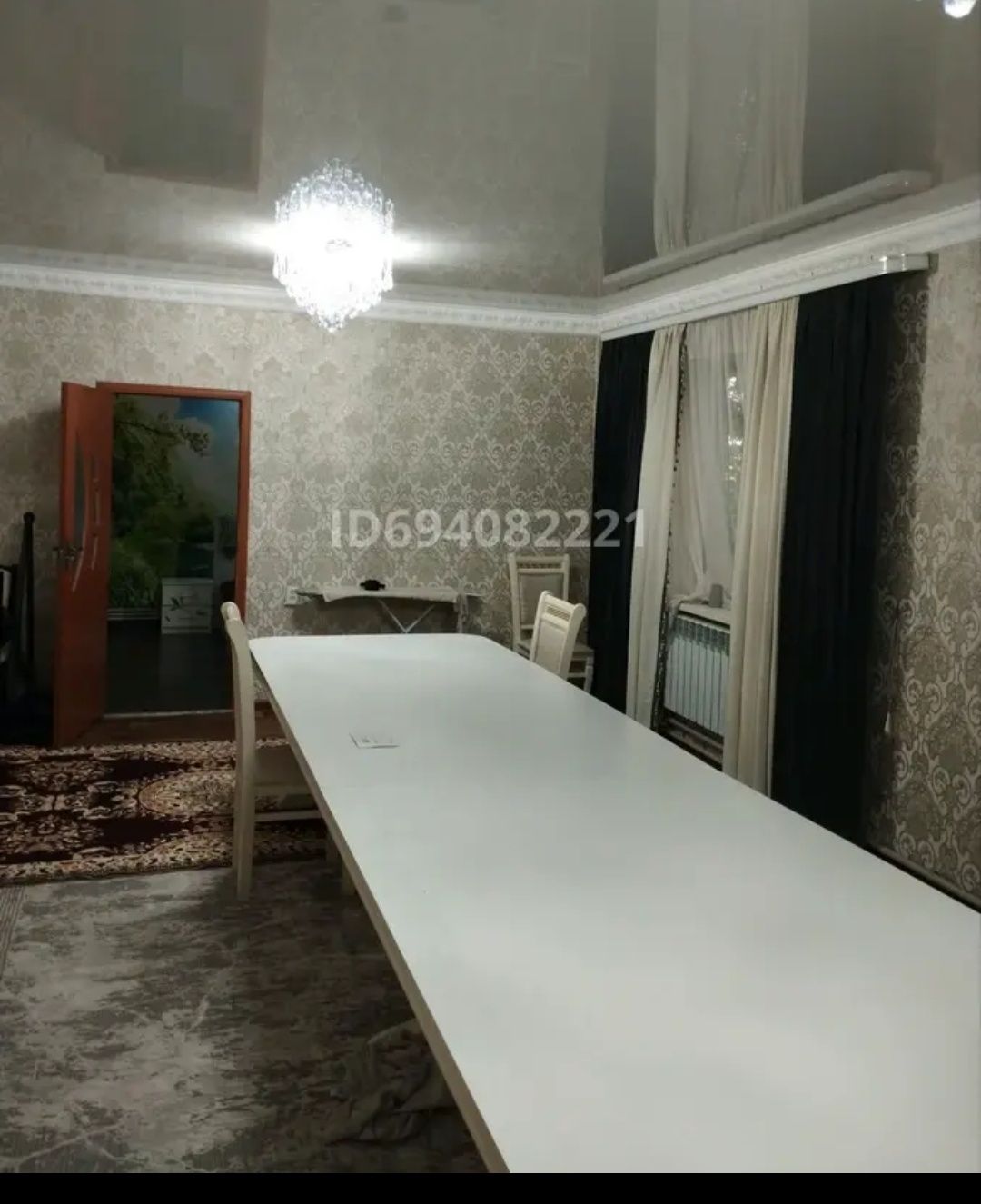 Стол со стульями в гостинную