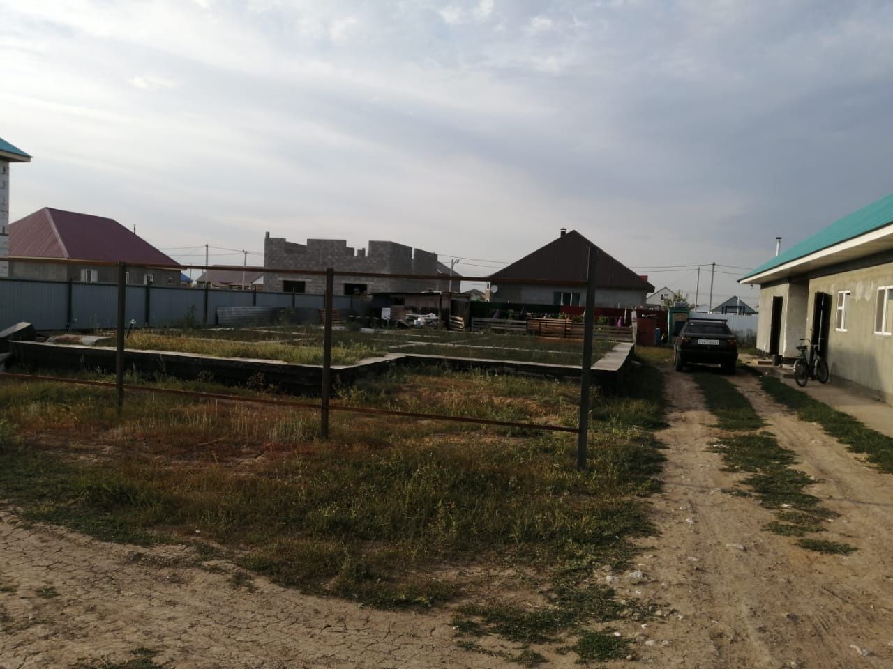 Мкрн. Сарыарқа. ПДП-2. Жер 8сот. времянка, баня, гараж, үй фундамент.